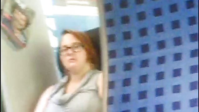 彼女のガールフレンドの膣を浴室で舐めている 女性 の 為 の エロ ビデオ